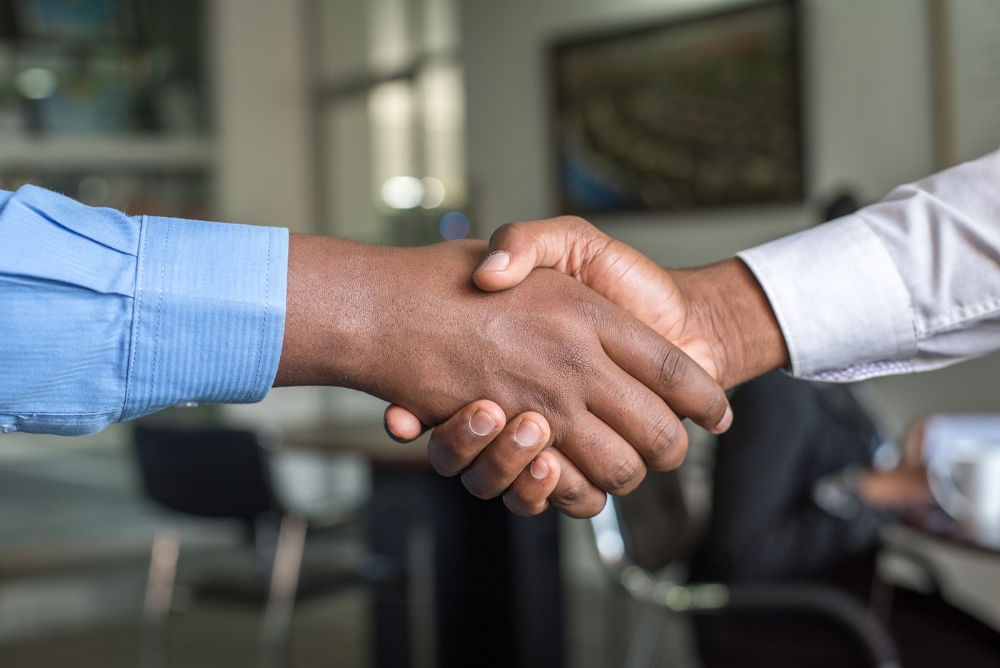 Poignée de main scellant un accord de conseil patrimonial