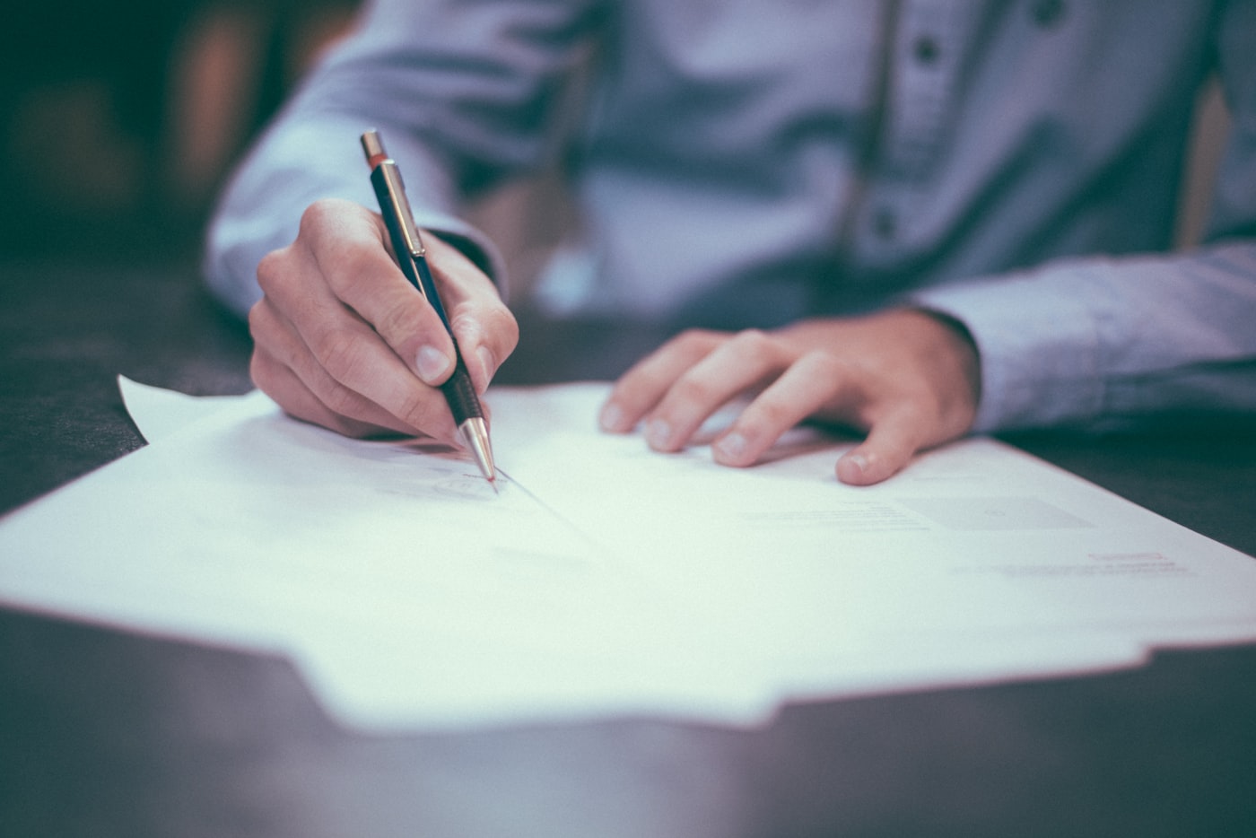 Signature d'un mandat de conseil patrimonial sur un document